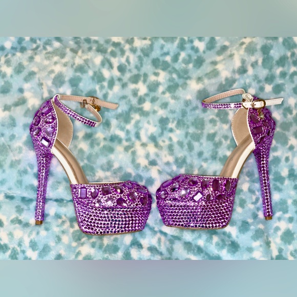 💜💜Purple Stunner rhinestone heels size 6 with hearts - Picture 4 of 7